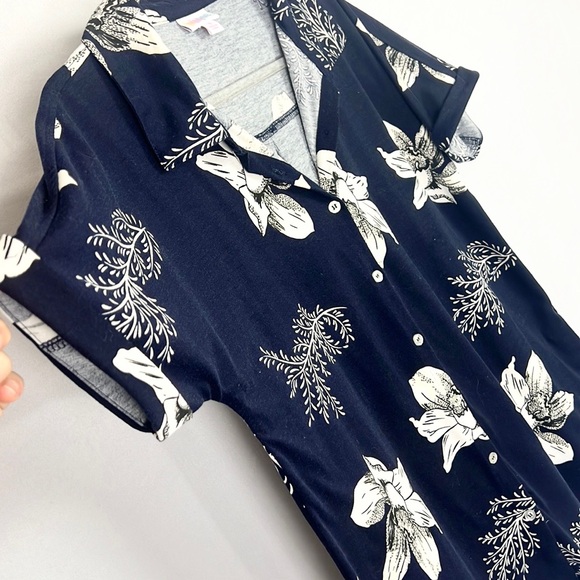 LULAROE |💙🌺 Navy Blue & White Hawaiian Floral Print Burton-Up Short-Sleeved Top - Picture 7 of 10